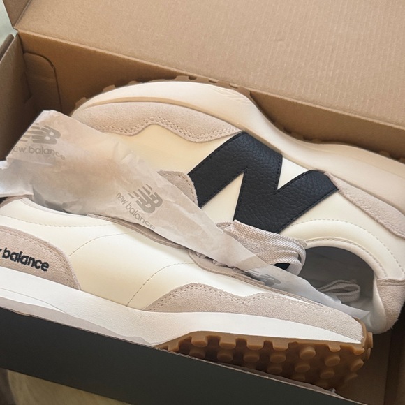 New Balance Moonbeam and Black 327 Sneaker - Picture 2 of 11